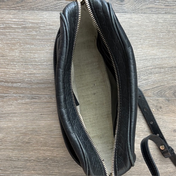 Gucci embossed black leather camera bag. - Picture 6 of 8